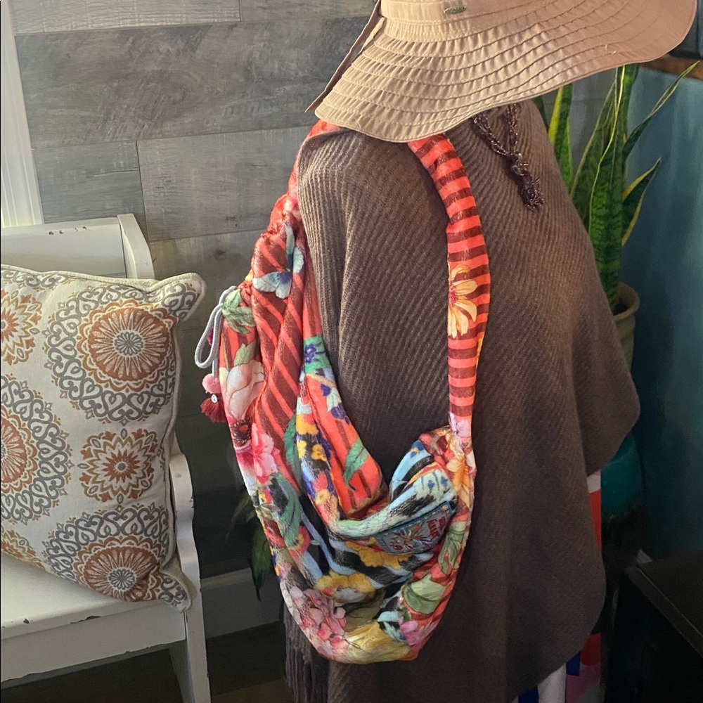 BNWT Johnny Was Drawstring floral fleece Sling bag - Picture 2 of 10